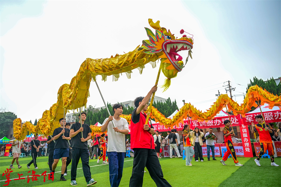 在洛阳文化旅游职业学院，舞龙迎新生。(6848315)-20250916095430.jpg