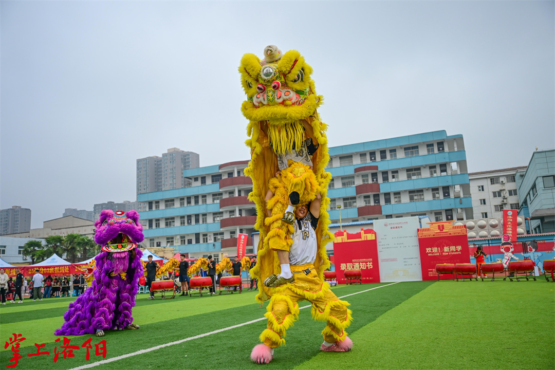 在洛阳文化旅游职业学院，舞狮迎新生。(6848322)-20250916095509.jpg