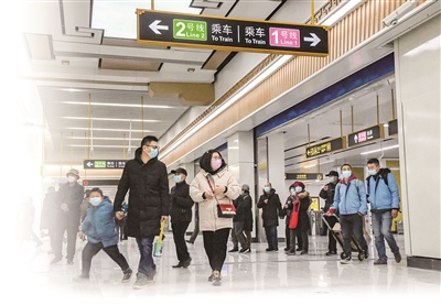 市民在解放路站换乘二号线
