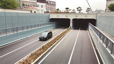 滨河南路下穿天街隧道主体通车