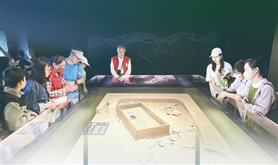 游客在二里头夏都遗址博物馆参观