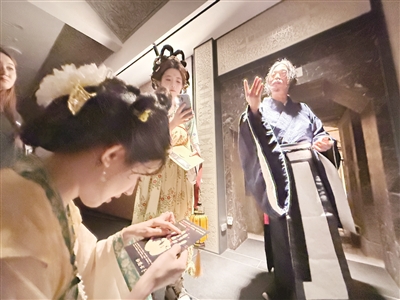 游客在洛阳古墓博物馆体验夜游项目