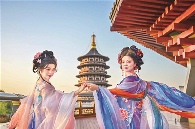 游客在隋唐洛阳城国家遗址公园拍照打卡