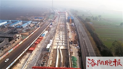 <p>    杨湾站主体结构封顶</p>