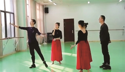 教师们排演舞蹈作品  （受访者供图）
